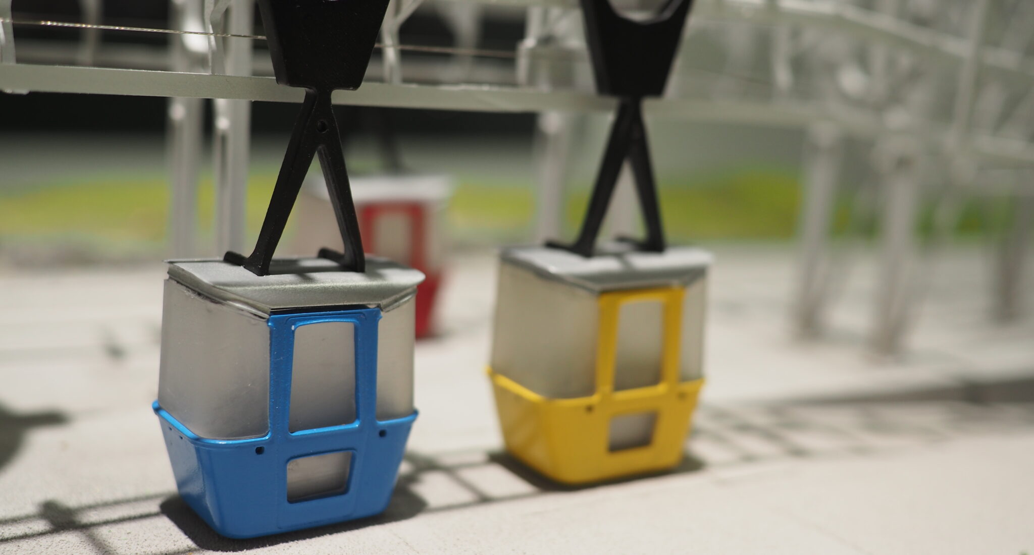 Detail kabinek modelu lanovky Transporta vyrobených pomocí SLA a FDM 3D tisku.