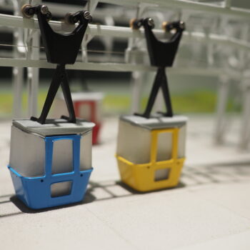 Detail kabinek modelu lanovky Transporta vyrobených pomocí SLA a FDM 3D tisku.