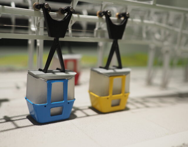 Detail kabinek modelu lanovky Transporta vyrobených pomocí SLA a FDM 3D tisku.